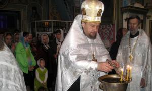 Когда в православных храмах освящают воду